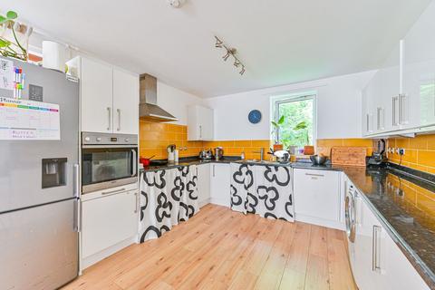 2 bedroom flat to rent, Greenbanks Close, Ladywell, London, SE13