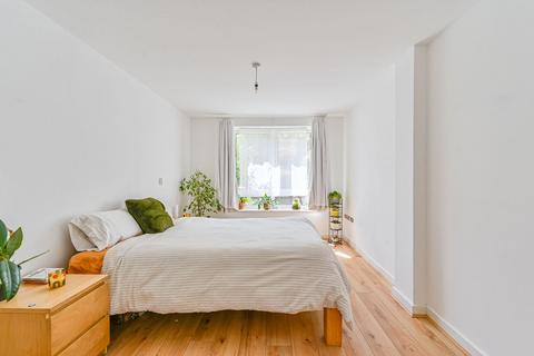 2 bedroom flat to rent, Greenbanks Close, Ladywell, London, SE13
