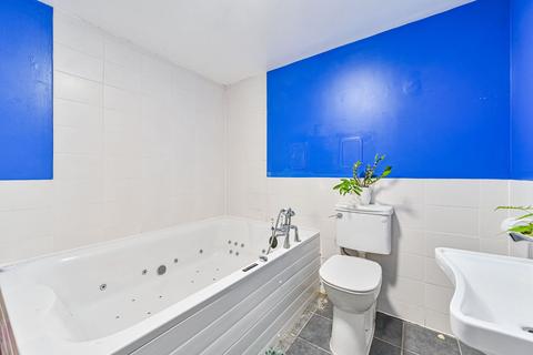 2 bedroom flat to rent, Greenbanks Close, Ladywell, London, SE13