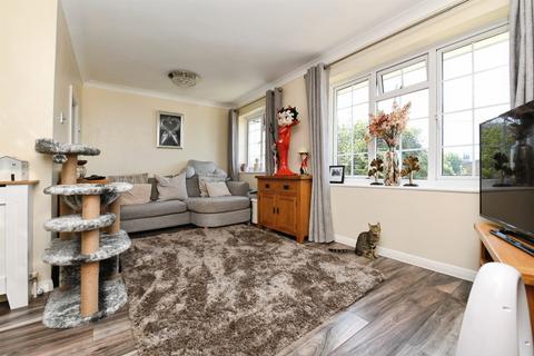 2 bedroom apartment for sale, Kennington Avenue, Benfleet