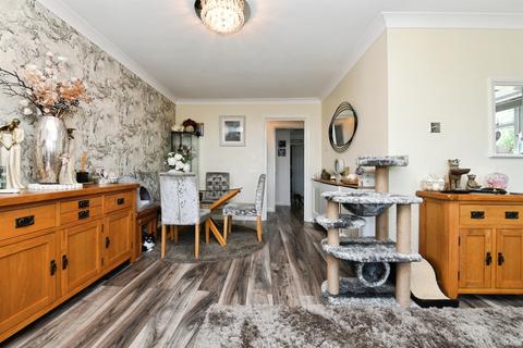 2 bedroom apartment for sale, Kennington Avenue, Benfleet