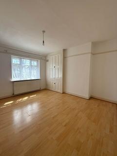 3 bedroom semi-detached house to rent, Heston Avenue, Hounslow