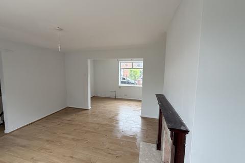 2 bedroom house to rent, Yattendon Avenue, Manchester, M23