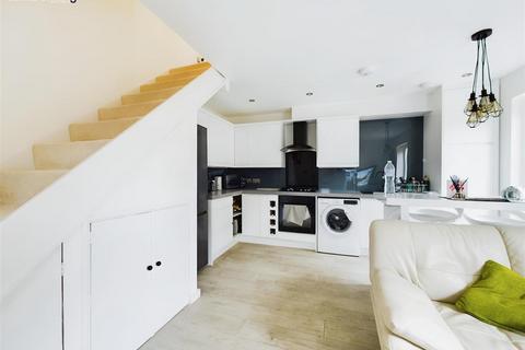 2 bedroom terraced house to rent, Telford Drive, Cippenham