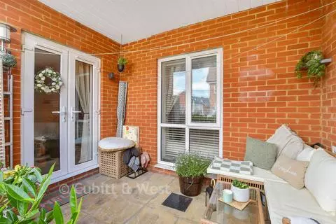 2 bedroom ground floor flat for sale, Crawley
