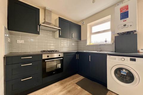 2 bedroom flat to rent, Dersingham Avenue, Manor Park, E12