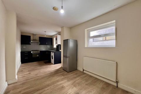 2 bedroom flat to rent, Dersingham Avenue, Manor Park, E12