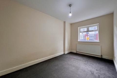 2 bedroom flat to rent, Dersingham Avenue, Manor Park, E12