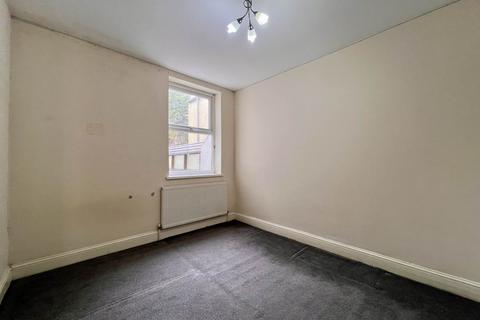 2 bedroom flat to rent, Dersingham Avenue, Manor Park, E12