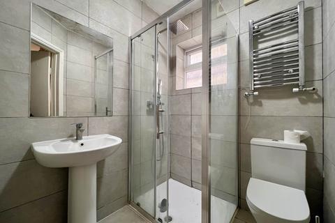 2 bedroom flat to rent, Dersingham Avenue, Manor Park, E12