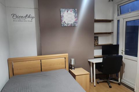 3 bedroom house of multiple occupation to rent, Wanstead Park Road, Ilford IG1