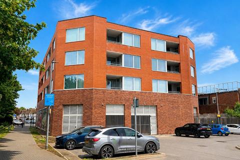 2 bedroom flat to rent, Crayford Road, Dartford DA1