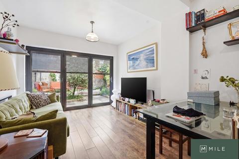 2 bedroom ground floor flat for sale, Scrubs Lane, London NW10