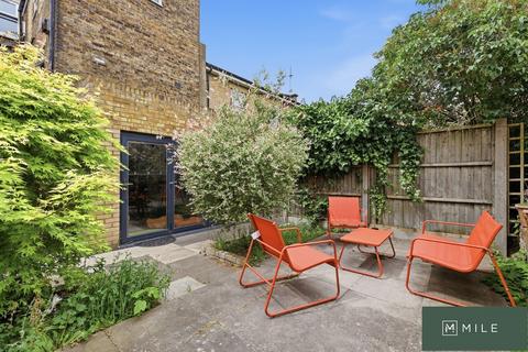 2 bedroom ground floor flat for sale, Scrubs Lane, London NW10
