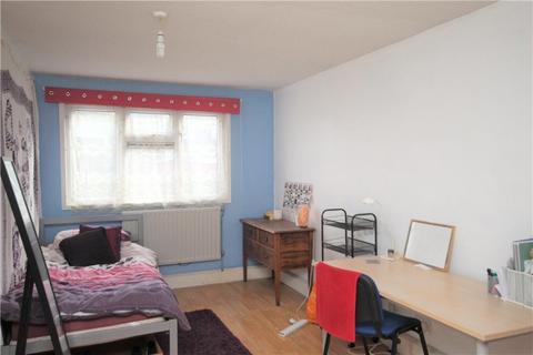 3 bedroom apartment to rent, Park Barn Drive