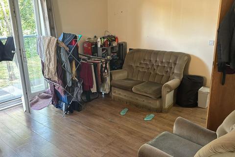 3 bedroom house of multiple occupation to rent, Chamberlain Close, Ilford IG1