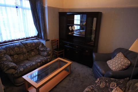 3 bedroom semi-detached house to rent, Leeds Road, Slough SL1