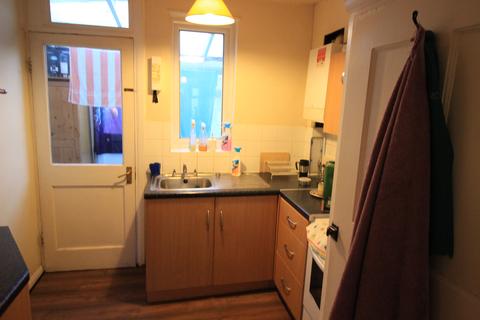 3 bedroom semi-detached house to rent, Leeds Road, Slough SL1