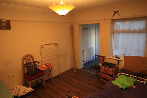 3 bedroom semi-detached house to rent, Leeds Road, Slough SL1