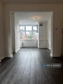 3 bedroom end of terrace house to rent, Kennedy Road, Salford, M5