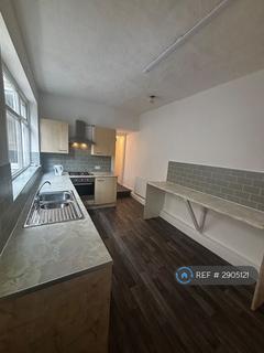 3 bedroom end of terrace house to rent, Kennedy Road, Salford, M5
