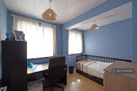 4 bedroom semi-detached house to rent, Blenheim Drive, Welling, DA16