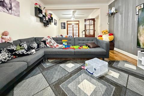 4 bedroom terraced house to rent, Chatsworth Crescent Road, TW3 2PE