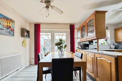 4 bedroom terraced house to rent, Chatsworth Crescent Road, TW3 2PE