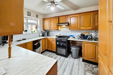 4 bedroom terraced house to rent, Chatsworth Crescent Road, TW3 2PE