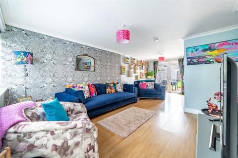 4 bedroom semi-detached house for sale, Faversham Court, Newcastle Upon Tyne, NE3