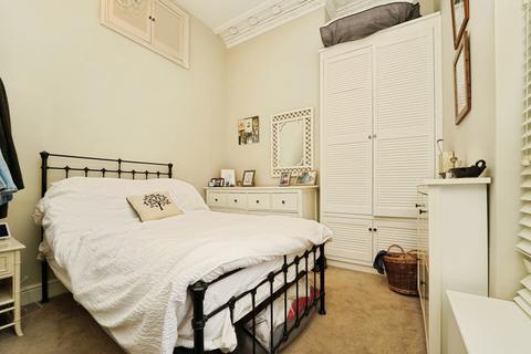 2 bedroom flat for sale, Pittville Lawn, Gloucestershire, GL52