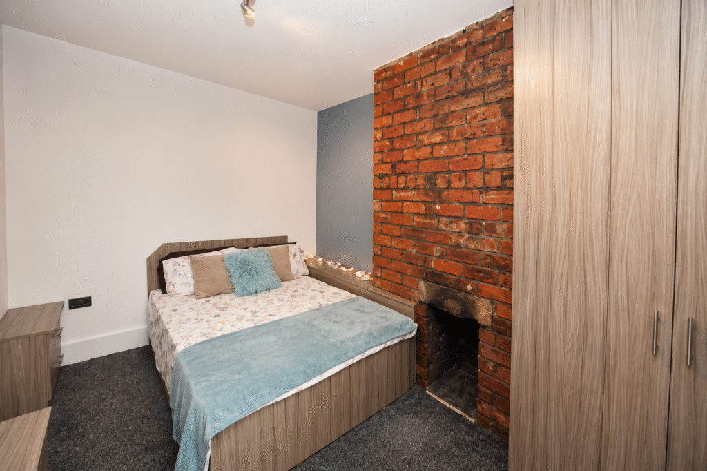 Bedroom, fireplace