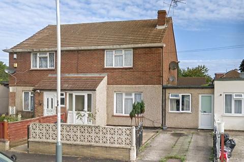 Studio to rent, Pinkwell Lane, Middlesex UB3