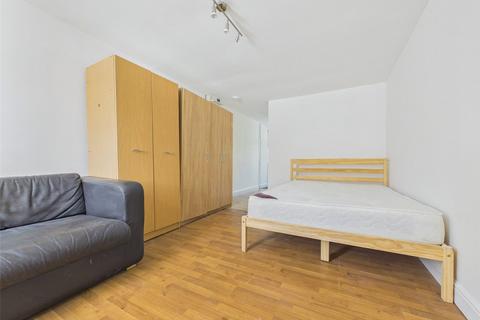 Studio to rent, Pinkwell Lane, Middlesex UB3