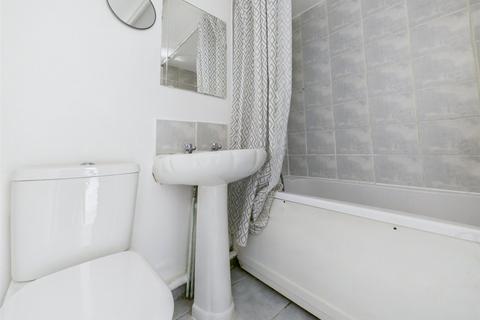 Studio to rent, Pinkwell Lane, Middlesex UB3