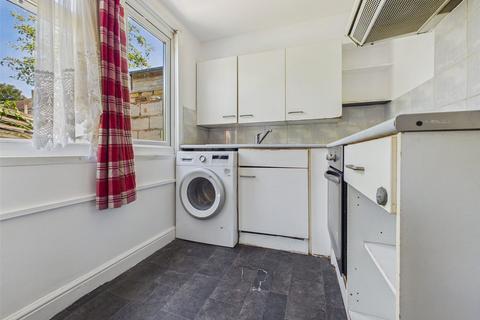 Studio to rent, Pinkwell Lane, Middlesex UB3