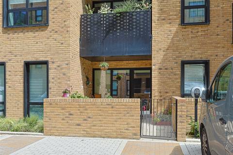 Middle Road, Ealing, W7