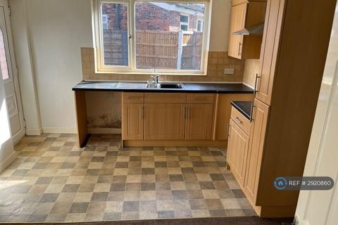 3 bedroom semi-detached house to rent, Sunnyside Road, Manchester, M43
