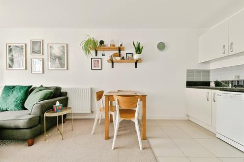2 bedroom ground floor flat for sale, Allwoods Place, Hitchin