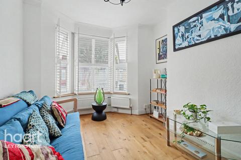 2 bedroom flat for sale, Warren Road, London