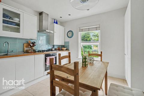 2 bedroom flat for sale, Warren Road, London