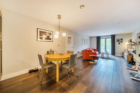 2 bedroom flat for sale, Queens Road, Weybridge, Surrey, KT13