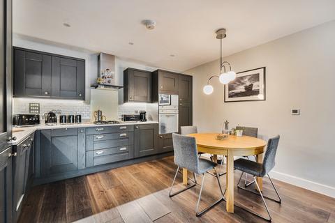 2 bedroom flat for sale, Queens Road, Weybridge, Surrey, KT13