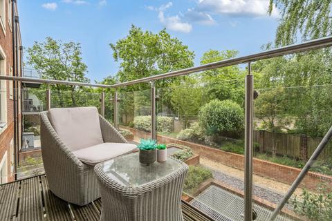 2 bedroom flat for sale, Queens Road, Weybridge, Surrey, KT13