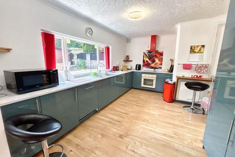 2 bedroom detached bungalow for sale, Bridgend Road, Bryncethin, CF32