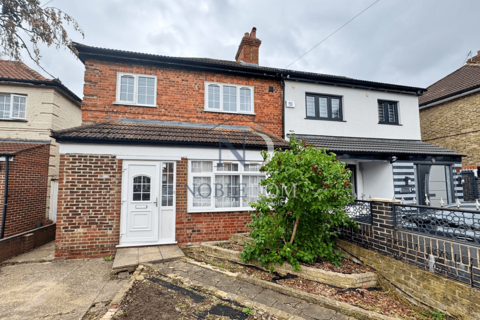 3 bedroom semi-detached house to rent, Heston, TW5