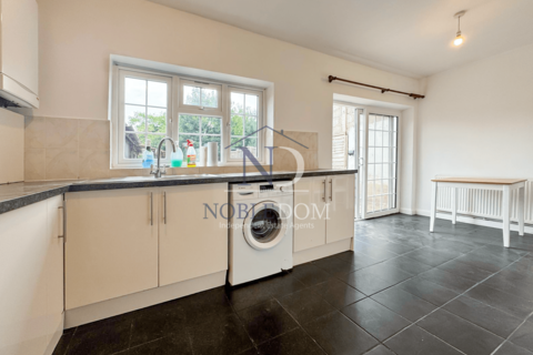 3 bedroom semi-detached house to rent, Heston, TW5