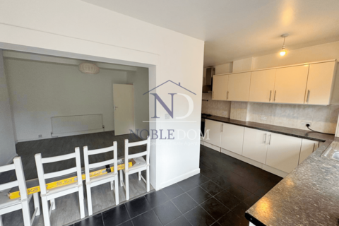 3 bedroom semi-detached house to rent, Heston, TW5