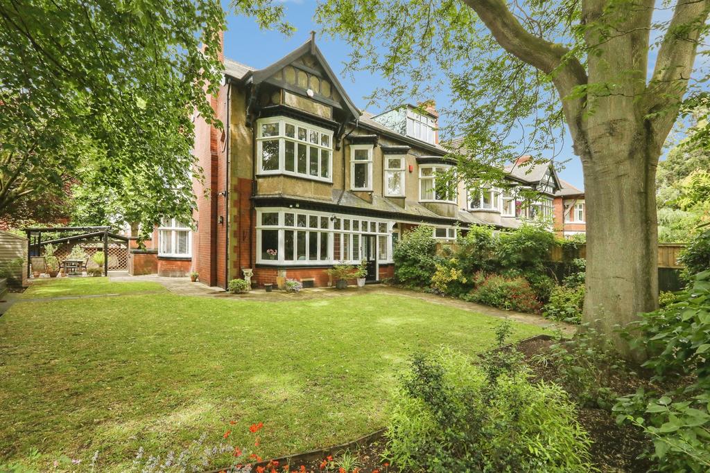 4 bedroom end of terrace house for sale