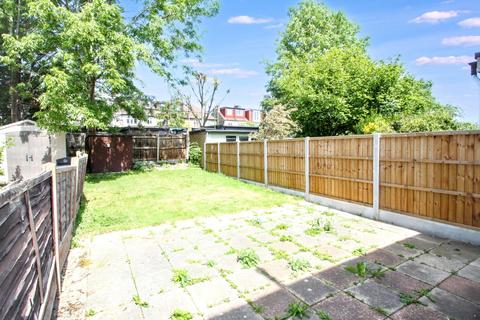 3 bedroom terraced house to rent, Buckhurst Way, Buckhurst Hill, IG9